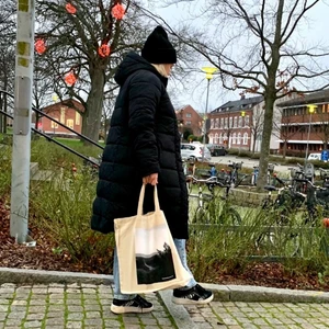 Österlenkassen UF - Stödj gärna vårt UF företag genom att köpa vår skitsnygga tygkasse med tryck över stranden vid Österlen. Miljövänlig och ekologisk. 10% av vår vinnst går till Barncancerfonden! 💗