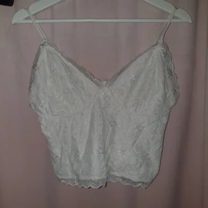 Spets topp - Topp i spets, från bikbok. Smochad rygg. Stryk L men ganska liten i storlek så passar snarare M