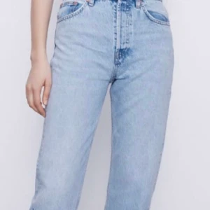 Zara jeans - Säljer dessa croppade mom jeansen från Zara. Storlek 34 men passar 34-36. Säljer pga för små / för korta för mig!