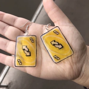 Handgjorda örhängen på beställning - Gör smycken av ”shrink” papper på beställning. Beställ vad som helst så gör jag det!✨ (Små: 60 kr/Stora: 75 kr) Kan börja leverera dem från den 24e augusti😊 kan mötas i Gbg annars står köparen för frakt (15 kr)💕 (45 kr för 1) Strl. Mellan blir mellanpris!