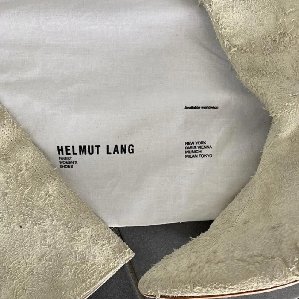 HELMUT LANG -Strl 37 -Dustbag ingår -Authetic leather -’VERO CUOIO’ stamp -Price: 1950SEK/195€ DM ANY QUESTIONS OR PURCHASES • What does ‘Vero Cuoio’ mean? The words 'Vero Cuoio' is an Italian phrase which literally means 'True Leather'. The word 'Vero' . Skor.