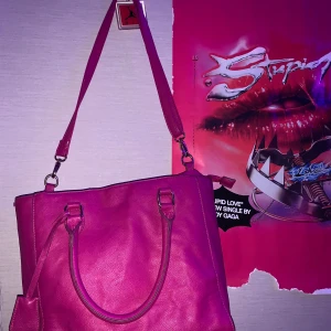 Rosa handväska - Tvärsnygg väska som är mycket rymlig med reglerbara band som man även kan ta av! 💕 väskan är från Åhléns knappt använd så noll skada. Säljer för 80kr och du betalar för frakten❣️