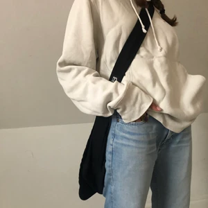 Champion hoodie - En äggvit/beige champion hoodie som jag köpte i miami för ca 3år sedan men är fortfarande i väldigt bra skick. 