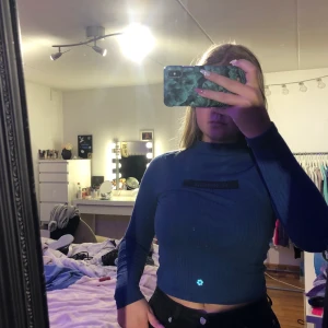 Blå tröja med text på - Mörk blå tröja från MLY med texten fashionista på, super bra skick säljer pga jag gillar inte det tajta, 175kr inklusive frakt