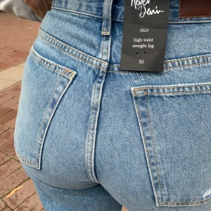 Trendiga jeans  - Säljer mina helt nya jeans från never denim. Endast testade en gång. Modellen är raka och heter rico. Nypris 599kr
