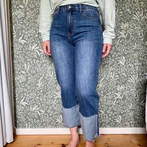 Jeans köpta från NA-KD. Står ingen storlek men passar mig som vanligtvis har M. Knappt använda, så de är i väldigt bra skick. Frakt ingår i priset