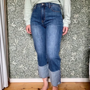 Jeans - Jeans köpta från NA-KD. Står ingen storlek men passar mig som vanligtvis har M. Knappt använda, så de är i väldigt bra skick. Frakt ingår i priset