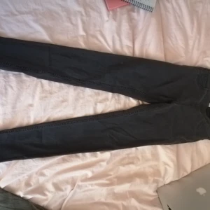 Skinn jeans - Mörkgrå skinnyjeans med midwaist. Stretchiga är dom också! 