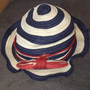 En rosa keps och en blå, röd hatt - Hatten är från ”Young dimension” och kepsen från ”NYC 1664”. 