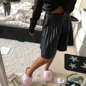 Skinnkjol - Jättefin plisserad skinnkjol men tyvärr för stor för mig🦋 strl xs men stor i storleken, som ny!🌸