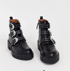 Boots - Svarta boots med spännen och nitar