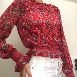 Gina tricot top - Sexig röd top från Gina som använts en gång men inte min stil. Inga defekter, storlek XS men passar garanterat till S och M. 