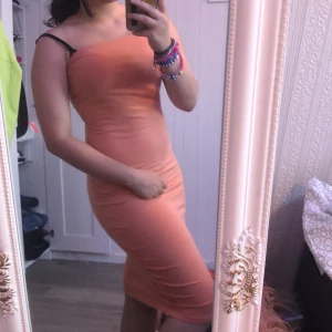  klänning från Asos - Säljer denna söta klänningen från Asos ❤️ typ en skitfin peachy färg. 60kr +frakt 
