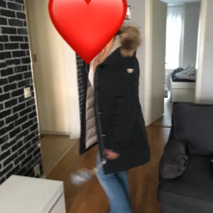 Pälsjacka strl M - Hej, säljer en pälsjacka som ja köpte denna vinter och använt några gånger. Bra skick, äkta päls i färgen navy blå och köpt från jackan.com säljer pga jag köpt en ny pälsjacka. 