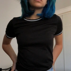 Svart topp - En svart ”crop top” från ett märke vid namnet Daisystreet som aldrig blev använd. Den är rätt lik en topp som Monica från friends haft på sig (2nd slide) :) Köpare står för frakt, samfraktar gärna! 