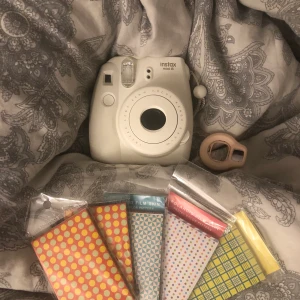 Polaroid - Jag säljer min Polaroid kamera då jag bara har andhämtning den 1 gång och den kommer inte till andvändning💕 Och den kommer med lite tillbehör