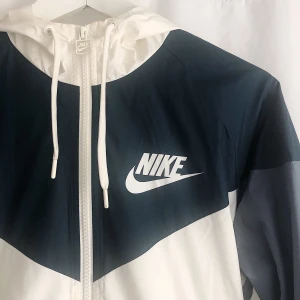 Nike jacka  - Säljer denna Nike jacka i storlek M! Bra skick då den bara är använd fåtal gånger