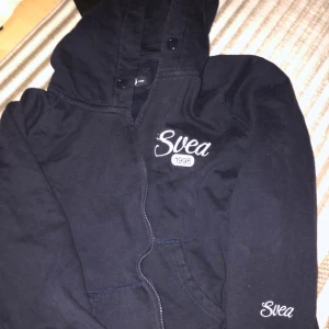 Svea luv-tröja  - Luvtröja i märket Svea (står storlek XL/ men är som en S/M💞 färg: mörk blå☺️ (om det är fler som vill ha buda i kommentarerna)