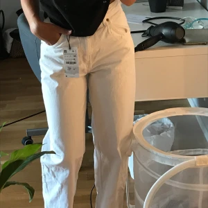 Vida jeans från ZARA - Vida jeans från zara, gillar inte riktigt hur de sitter på mig (lite stora i benen) så säljer vidare. Har klippt av benen så att de går precis till marken på mig som är 160. Aldrig använda helt nya med lappen kvar. De är inte stretchiga. 100 + 63 kr frakt