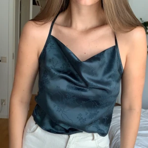 Linne helt oanvänt  - Vackert linne från ZAFUL med prislapp kvar. Kom 1 månad försent och har därför ingen användning för det nu. Storlek 38 men passsr alltifrån 36-42 då den justeras med banden där bak! Frakt tillkommer på 49.