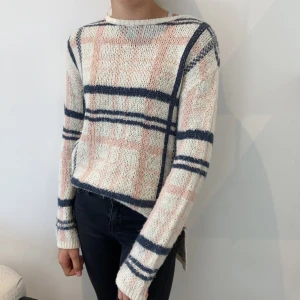 Zara stickat - Stickad tröja ifrån zara, väldigt bra att ha nu inför hösten. Frakt 37kr💕💕