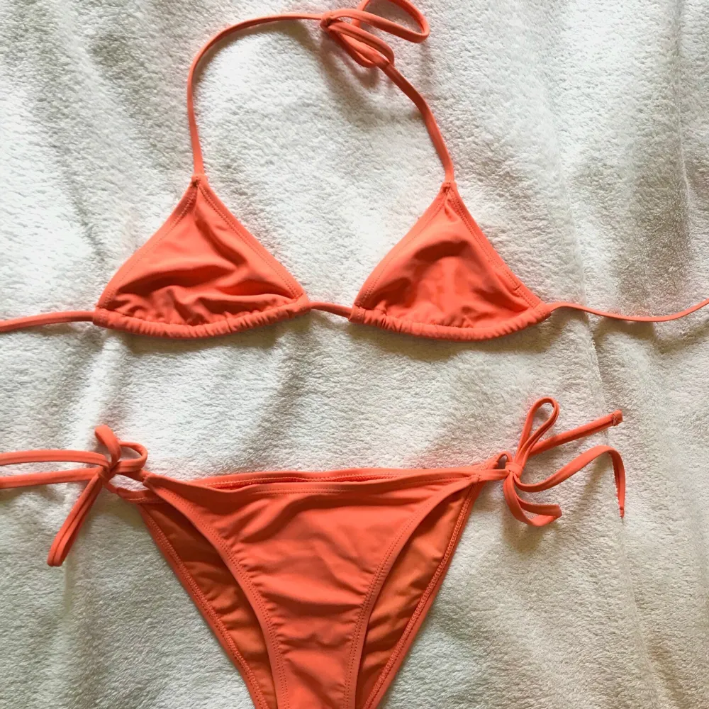 Triangel Bikinin är från NA-KD. Över- och underdel ingår, bikinin är oanvänd och har en mycket fin orange färg. Överdelen är utan vaddning, jätte fin passform men lite liten för mig. Frakten ingår✨. Övrigt.