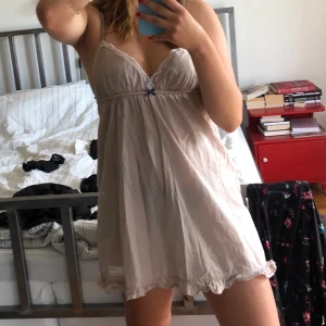 Beige OddMolly klänning  - Denna fina klänning är i storlek 0, alltså xs/s. Köparen stör för frakten :)