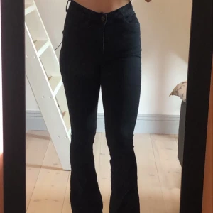 Bootcut jeans - Svarta bootcut jeans ifrån gina i kort längd, lite urtvättade men inte så mycket