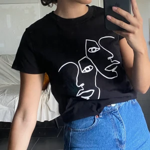 T-shirt med tryck - Svart t-shirt med vitt tryck. Frakt tillkommer. 