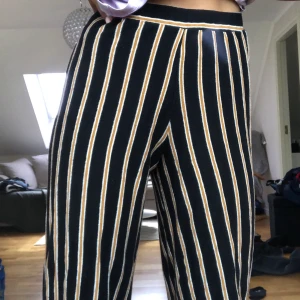 Randiga tygbyxor - Jättesköna fina randiga byxor i mjukt material. Säljs pga. För långa för mig. Storlek S men jag skulle säga att de även passar M. 