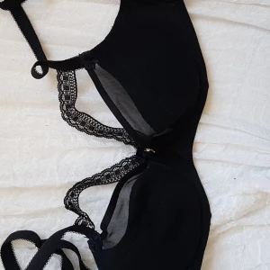 By 65 DD från change - En snygg bh från change, kostade ca +800kr. Har använt den få par gånger. Jag har vuxit ur mina bh:ar och därför säljer jag de. Jag står inte för frakten, annars kan jag mötas i Onsala eller runt Kungsbacka och Mölndal ^_^