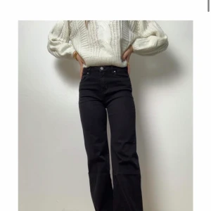 Wide leg jeans - Helt slutsålda Vida jeans från design by si’ Skickar gärna fler bilder om intresse finns! De är svart/gråa i färgen💞 Köpta för 399dk så ungefär 550kr! Helt nya endast testade! Skulle säga att Längden passar till 160-170 💞
