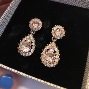 Lily andRose örhängen i Roséguld - Superfina örhängen från Lily and rose. Väldigt sparsamt använda så i riktigt fint skick. 🥰🥰