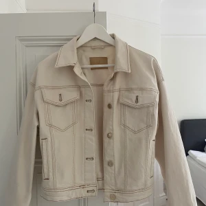 Jeansjacka Massimo Dutti nyskick - Creamvit jeansjacka från Massimo Dutti. Aldrig använd och passar storlek s-m. Perfekt jacka till sommaren/hösten! Nypris: 800kr