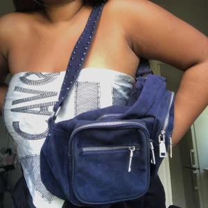 Noella väska  - Säljer den trendiga väskan från Noella när den nu mestadels bara ligger i garderoben. Använd ett antal gånger men är fortfarande i väldigt fint skick. Skickar gärna mer bilder om det önskas! 