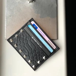 Korthållare med RFID skydd - Korthållare 1 i äkta skinn och med RFID skydd. Detta skydd gör så dina kort inte kan bli scammade när dom är i korthållaren. Den har tre fack på fram och baksidan samt ett i mitten. Frakten är inkluderad i priset