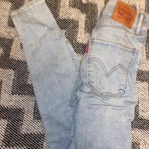 Levis mile High jeans - Ljus blåa Levis jeans med högmidja och raka ben. Knappt använda
