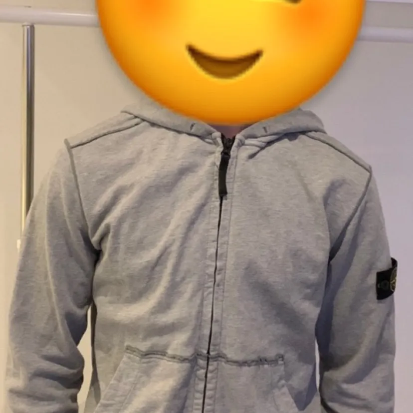 Säljer en Stone Island Hoodie med dragkedja i junior storlek: 14 years (sitter som XS-S). Nypris: 1899kr. Kan mötas upp i Gbg eller frakta. Bara att höra av dig om du är intresserad!. Hoodies.