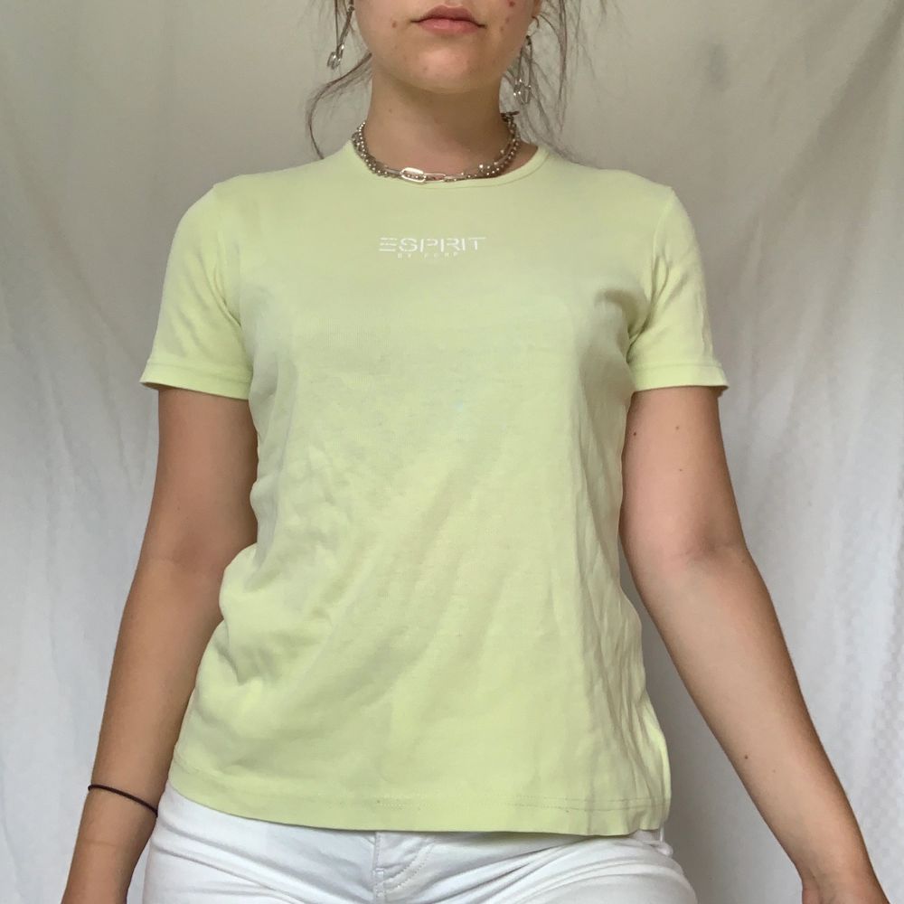 Sötaste ljusgula t-shirten som passar perfekt. Skitsnygg om man väljer att klippa av den eller nerstoppad i höga byxor. Köparen står för frakt 44kr frimärken, 63kr spårbar❤️. T-shirts.