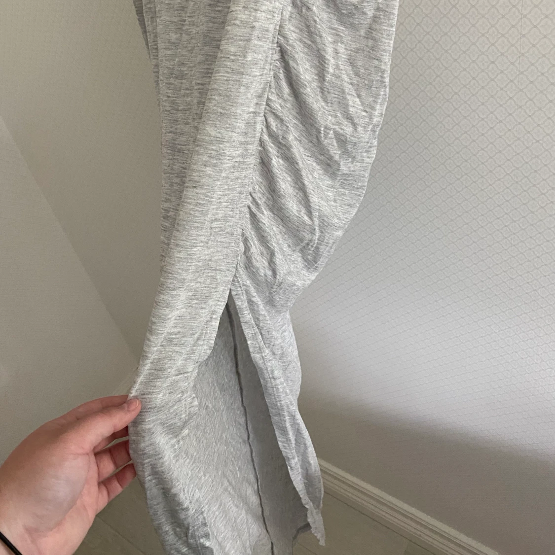 Grå långkjol med slits