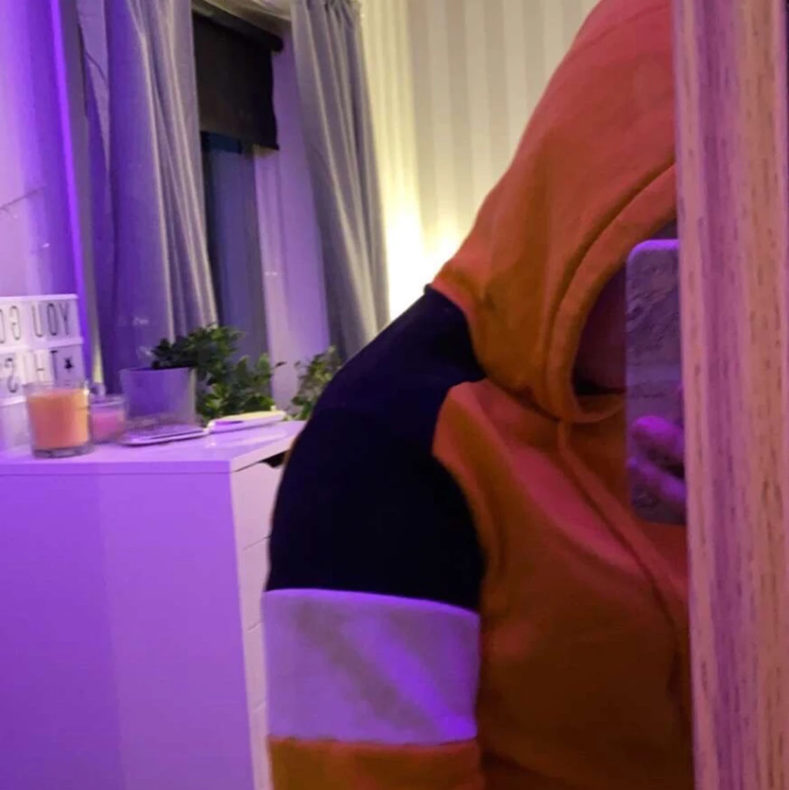 Gul hoodie med svarta och vita detaljer