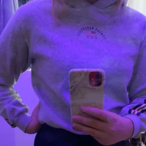 Grå hoodie - Grå lite kortare hoodie som gör att den sitter jättefint. Tryck på ryggen 50kr+frakt