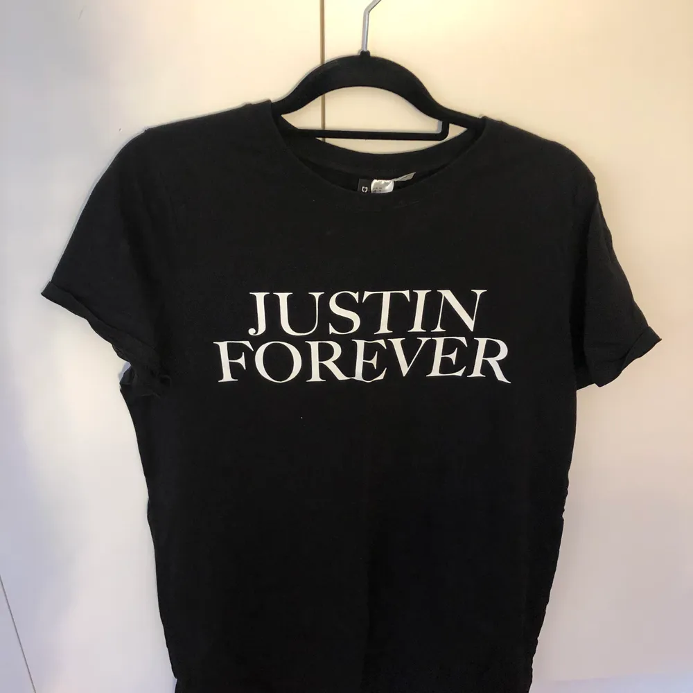 Justin Bieber lång svart T-shirt som jag aldrig har använts  Kan mötas up i Stockholm eller fraktas men köparen står för frakten.. T-shirts.