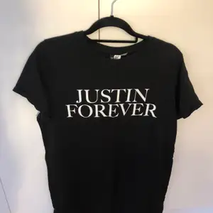 Justin Bieber lång svart T-shirt som jag aldrig har använts  Kan mötas up i Stockholm eller fraktas men köparen står för frakten.