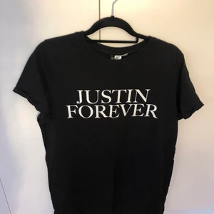 Justin Bieber  - Justin Bieber lång svart T-shirt som jag aldrig har använts  Kan mötas up i Stockholm eller fraktas men köparen står för frakten.