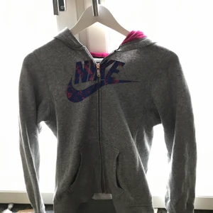 Nike tröja - En helt oanvänd jätte fin Nike kofta,jätte skön det är storlek xl men skulle säga att dem sitter som en s m