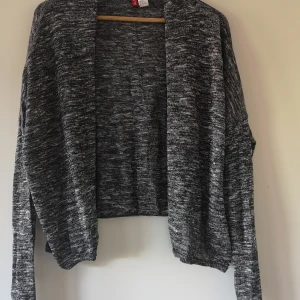 Baggy cardigan från H&M!  - Baggy, gråmelerad midjekort cardigan från H&M. Går ej att knäppa. 
