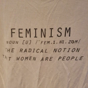 T-shirt feminism - Passar allt upp till S (o kanske M) och är supersnygg o supermysig 🥰 