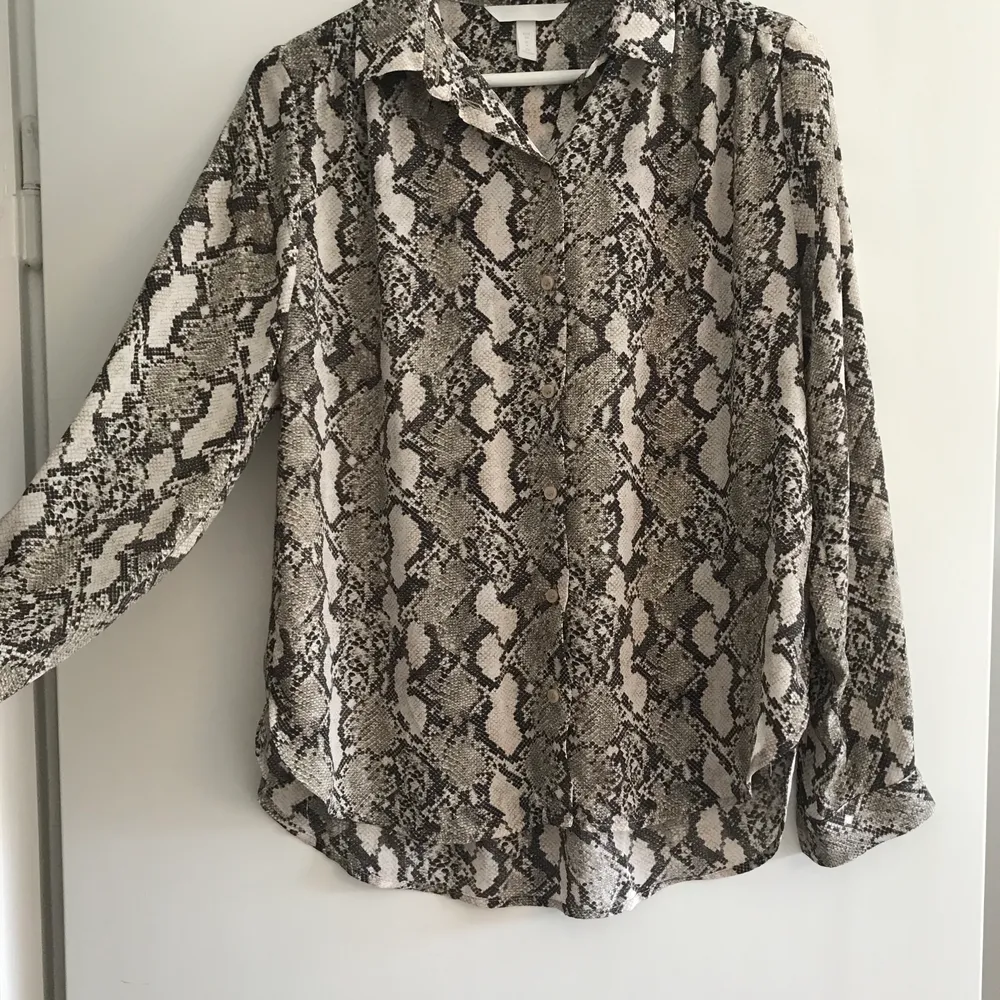 Ljus leopardmönstrad blus från H&M. 100% polyester. Fint använt skick. Betalas med swish. Frakt ca 50:- . Blusar.