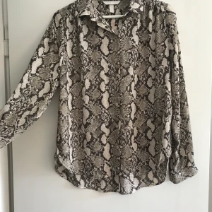 Leopard blus - Ljus leopardmönstrad blus från H&M. 100% polyester. Fint använt skick. Betalas med swish. Frakt ca 50:- 